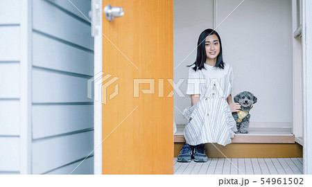 犬のいる暮らし　女性 54961502