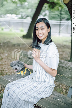 犬のいる暮らし　女性 54961503