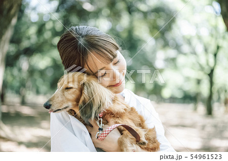 犬のいる暮らし　女性 54961523