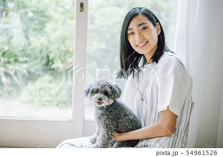 犬のいる暮らし　女性 54961526