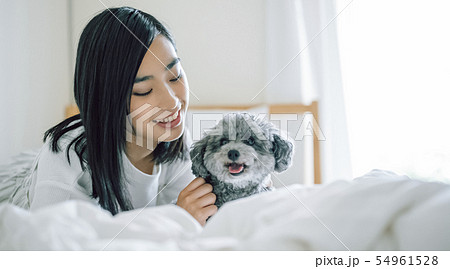 犬のいる暮らし　女性 54961528