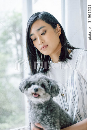 犬のいる暮らし　女性 54961531