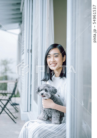 犬のいる暮らし　女性 54961537
