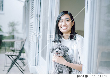 犬のいる暮らし　女性 54961560