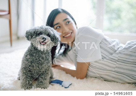 犬のいる暮らし　女性 54961605