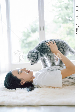 犬のいる暮らし 女性 犬のいる暮らし 女性 54961610