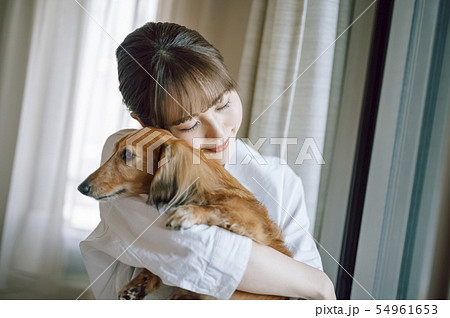 犬のいる暮らし 女性 犬のいる暮らし 女性 54961653