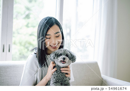 犬のいる暮らし　女性 54961674