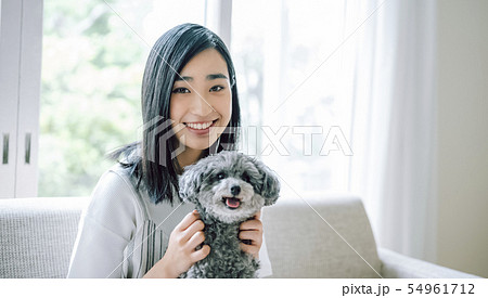 犬のいる暮らし 女性 犬のいる暮らし 女性 54961712