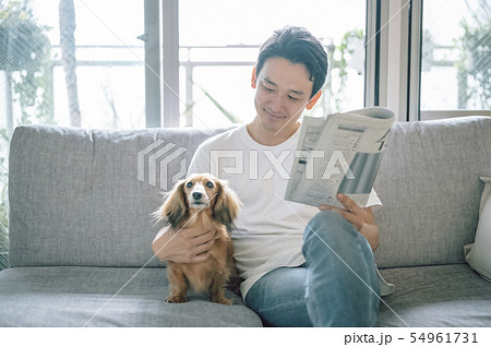犬のいる暮らし 男性 犬のいる暮らし 男性 54961731