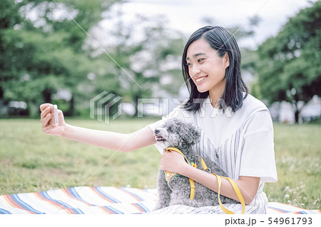 犬のいる暮らし 女性 犬のいる暮らし 女性 54961793