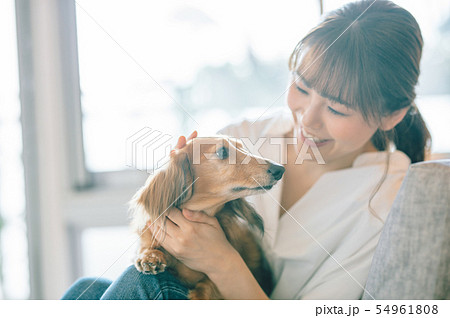 犬のいる暮らし 女性 犬のいる暮らし 女性 54961808