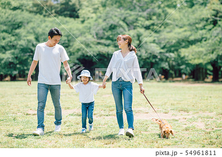 犬のいる暮らし　家族 54961811