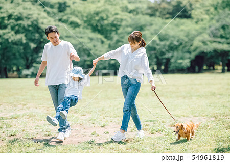 犬のいる暮らし　家族 54961819