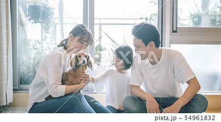 犬のいる暮らし　家族 54961832