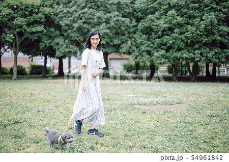 犬のいる暮らし 女性 犬のいる暮らし 女性 54961842