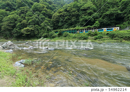水郡線「久慈川の流れと列車を背景に」 54962214