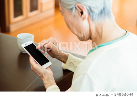 シニア 女性 高齢者 おばあちゃん リビング シニア 女性 高齢者 おばあちゃん リビング 54963044