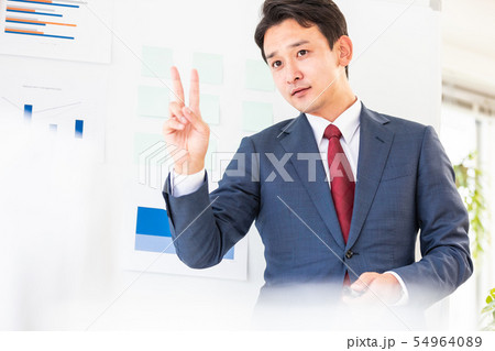 男性　ビジネス　セミナー　研修　会議 54964089