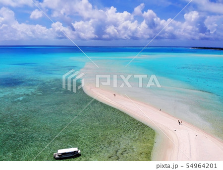 南国の海とボートの空撮写真 54964201