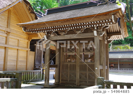 信州　上諏訪　諏訪神社上社　四脚門　全国の諏訪神社の総本山　７年に一度の御柱祭で有名 54964885