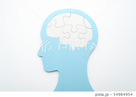 脳とメンタルヘルスのイメージ。メンタルマネジメント。頭のシルエットと脳の形のパズルピース。 脳とメンタルヘルスのイメージ。メンタルマネジメント。頭のシルエットと脳の形のパズルピース。 54964954