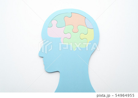 脳とメンタルヘルスケアのイメージ メンタルマネジメント 頭のシルエットと脳の形のパズルピース の写真素材