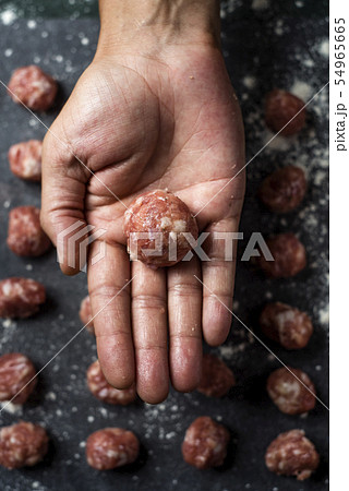 man preparing meatballs 54965665