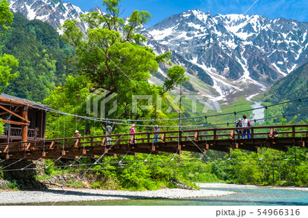 《長野県》新緑の上高地・河童橋《新緑最盛期》 54966316