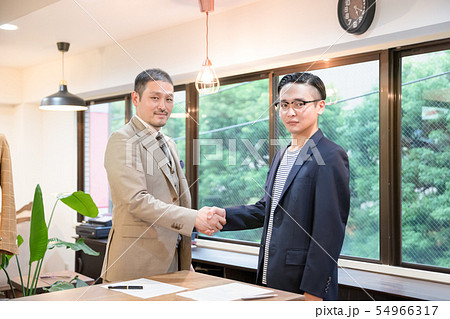 握手をする男性 54966317