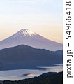 富士山と湖 54966418