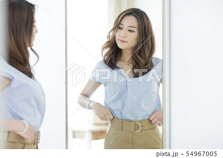 若い女性 54967005