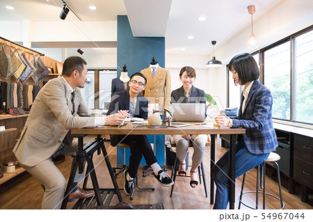 オフィスでミーティングする男女（アパレル・ブランド・ファッション） 54967044