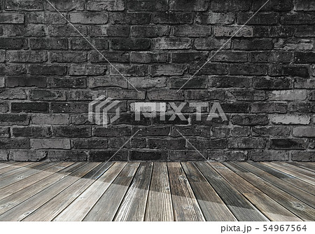 黒レンガとダークなフローリング 54967564