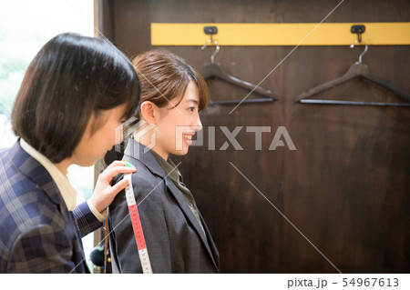 身体の採寸をする女性(オーダーメード・オーダー・サイズ) 身体の採寸をする女性(オーダーメード・オーダー・サイズ) 54967613