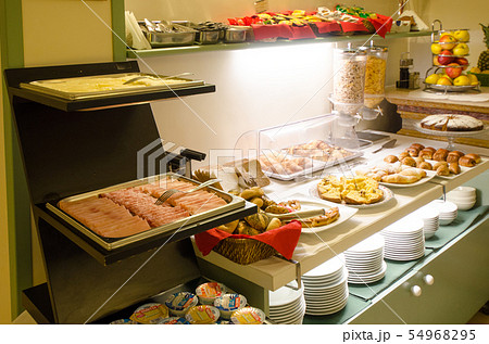 ヨーロッパのホテルでの朝食　シンプルなバイキング形式 54968295