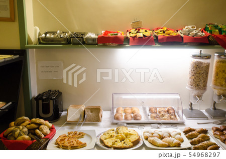 ヨーロッパのホテルでの朝食　シンプルなバイキング形式 54968297