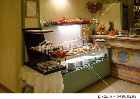ヨーロッパのホテルでの朝食　シンプルなバイキング形式 54968298