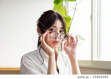 メガネをずらす女性 メガネをずらす女性 54968480