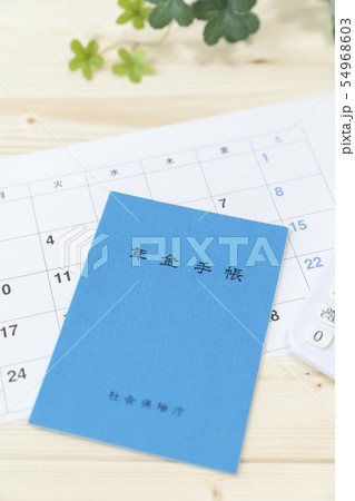 年金イメージ　年金手帳　厚生年金　国民年金　 54968603