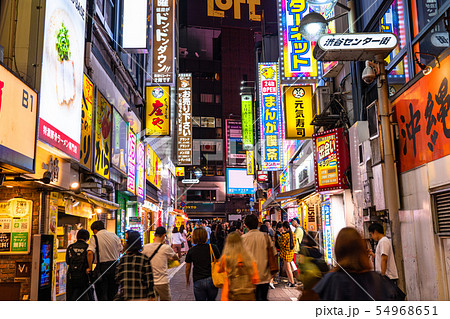 東京都 渋谷センター街 夜の繁華街の写真素材