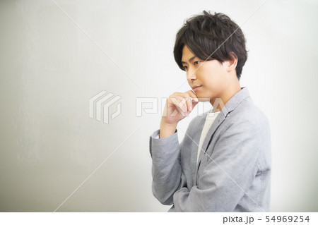 考えている20代男性 54969254
