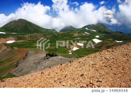 夏の北海岳山頂から見る大雪山の山並み 54969348