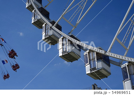 パリの観覧車と回転ブランコの写真素材