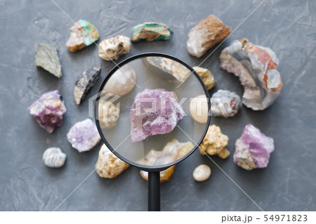 Set from mineral stones and magnifying glass 54971823