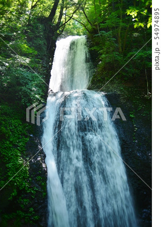 段々の滝の豪快な流れ 段々の滝の豪快な流れ 54974895