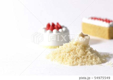 甘いものを食べ過ぎて虫歯になる。 54975549