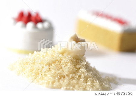 甘いものを食べ過ぎて虫歯になる。 甘いものを食べ過ぎて虫歯になる。 54975550