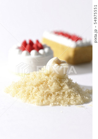 甘いものを食べ過ぎて虫歯になる。 54975551