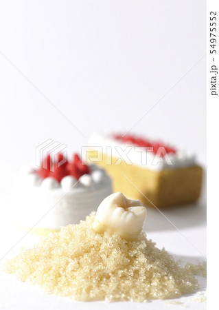 甘いものを食べ過ぎて虫歯になる。 甘いものを食べ過ぎて虫歯になる。 54975552